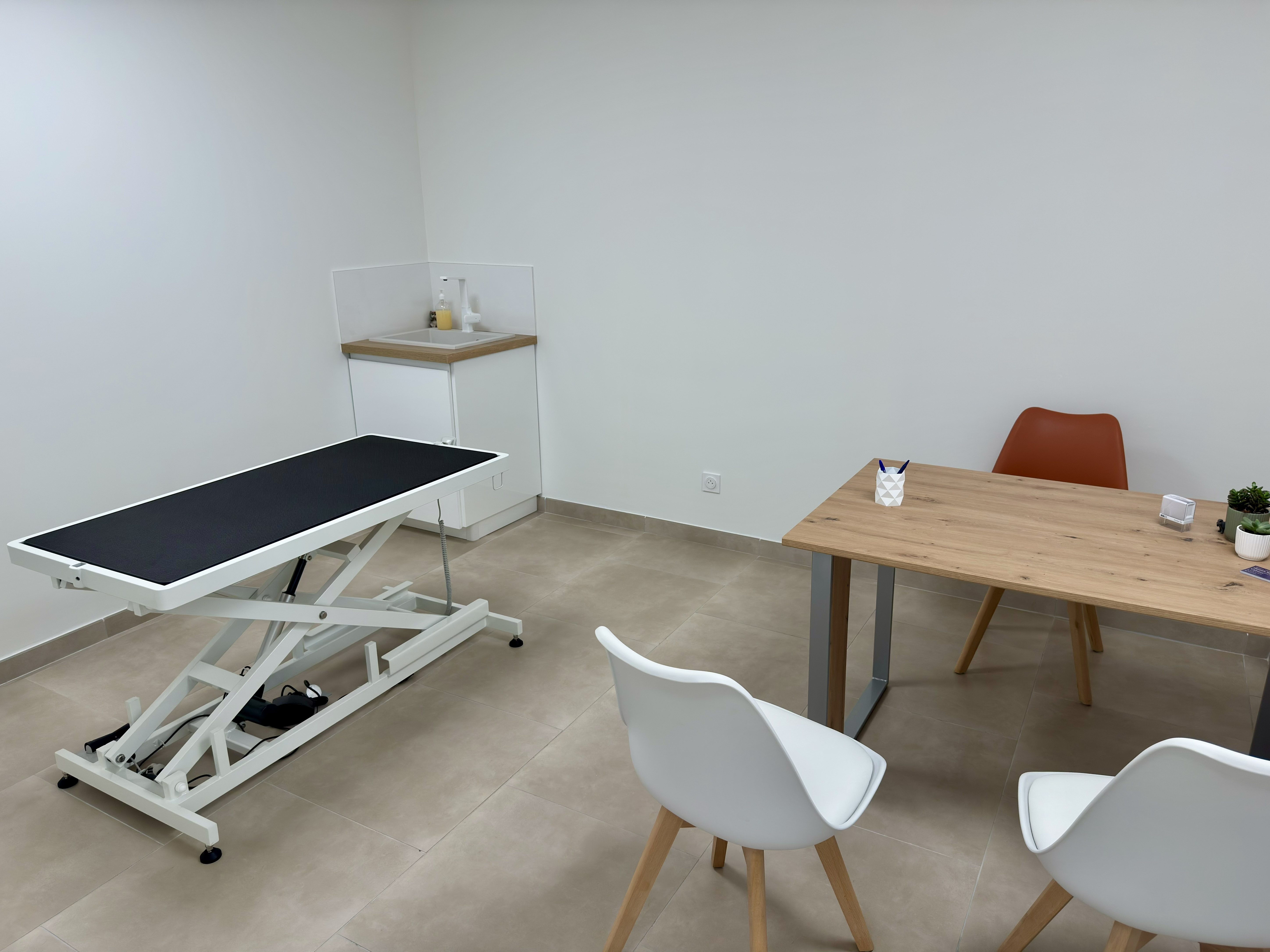 Salle de consultation
Ostéopathe Sérignan
Ostéopathie Sérignan
Ostéopathie Béziers
Ostéopathie animale Sérignan
Ostéo 
Ostéopathie animale Béziers
Ostéopathe
Ostéopathe animalier
Ostéopathie vétérinaire
Ostéopathie canine
Ostéopathie féline
Ostéopathie équine
Ostéopathie bovine
Ostéopathie NAC